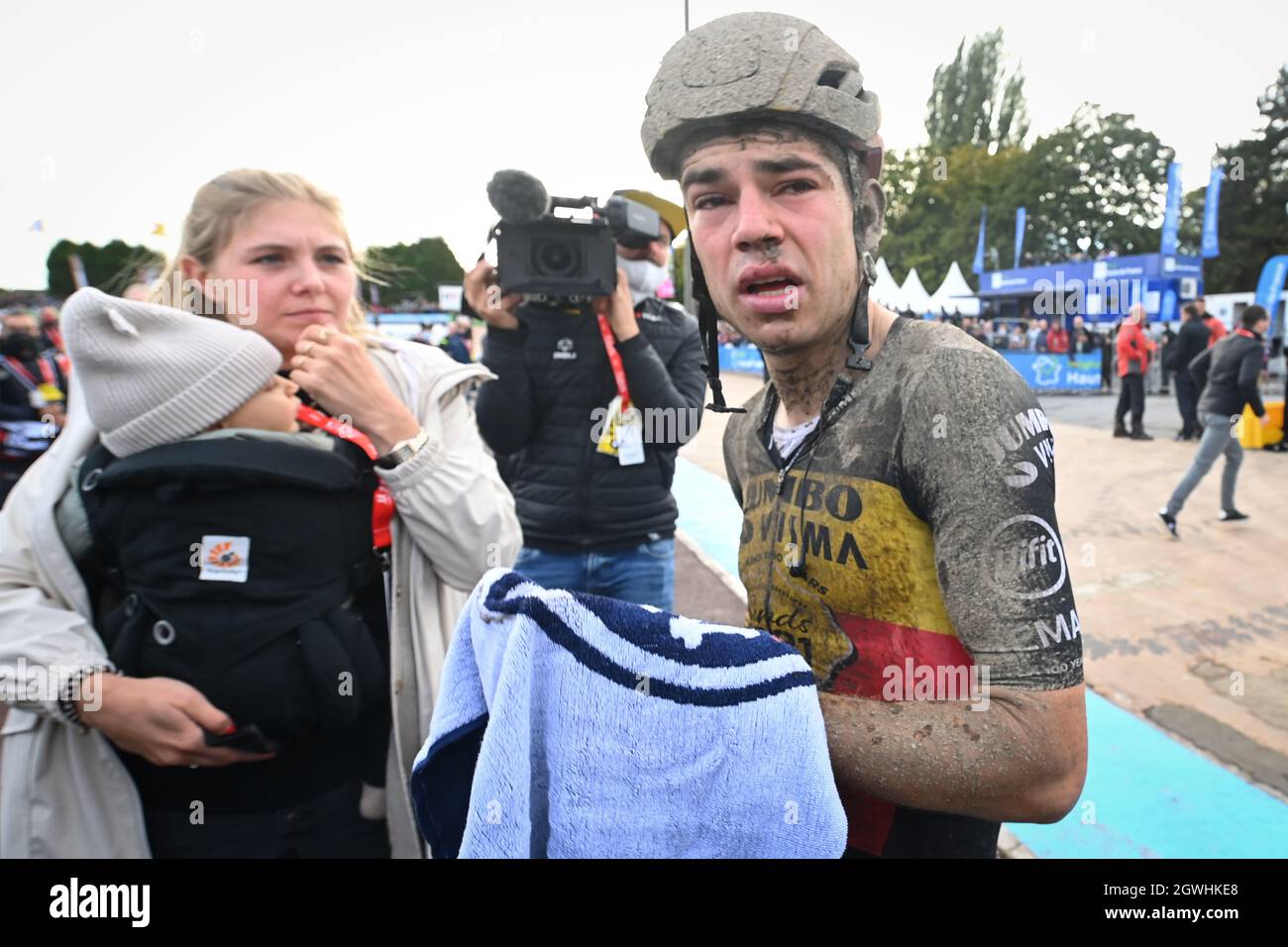 Il belga Wout Van Aert del Team Jumbo-Visma e sua moglie Sarah De Bie raffigurati dopo la gara d'élite maschile della manifestazione ciclistica 'Paris-Roubaix', 257,7k Foto Stock