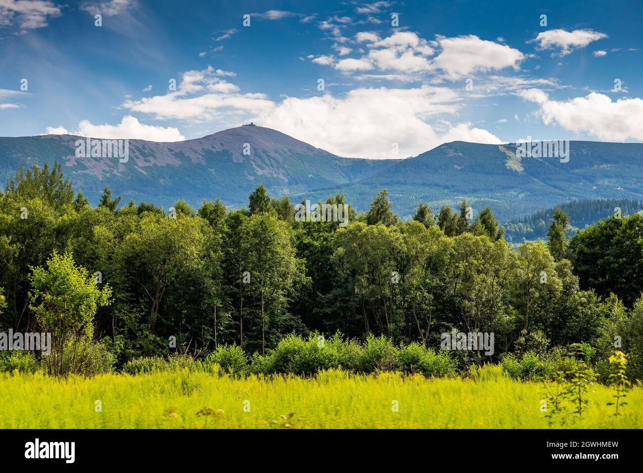 Osservatorio meteorologico della montagna a Snezka montagna - cima più alta della Repubblica Ceca in montagna gigante - vista della Polonia Foto Stock