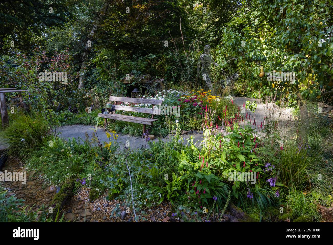 Vincitore della medaglia d'argento, Guide Dogs 90th Anniversary Artisan Garden, RHS Chelsea Flower Show, Royal Hospital Chelsea, Londra SW3 nel settembre 2021 Foto Stock