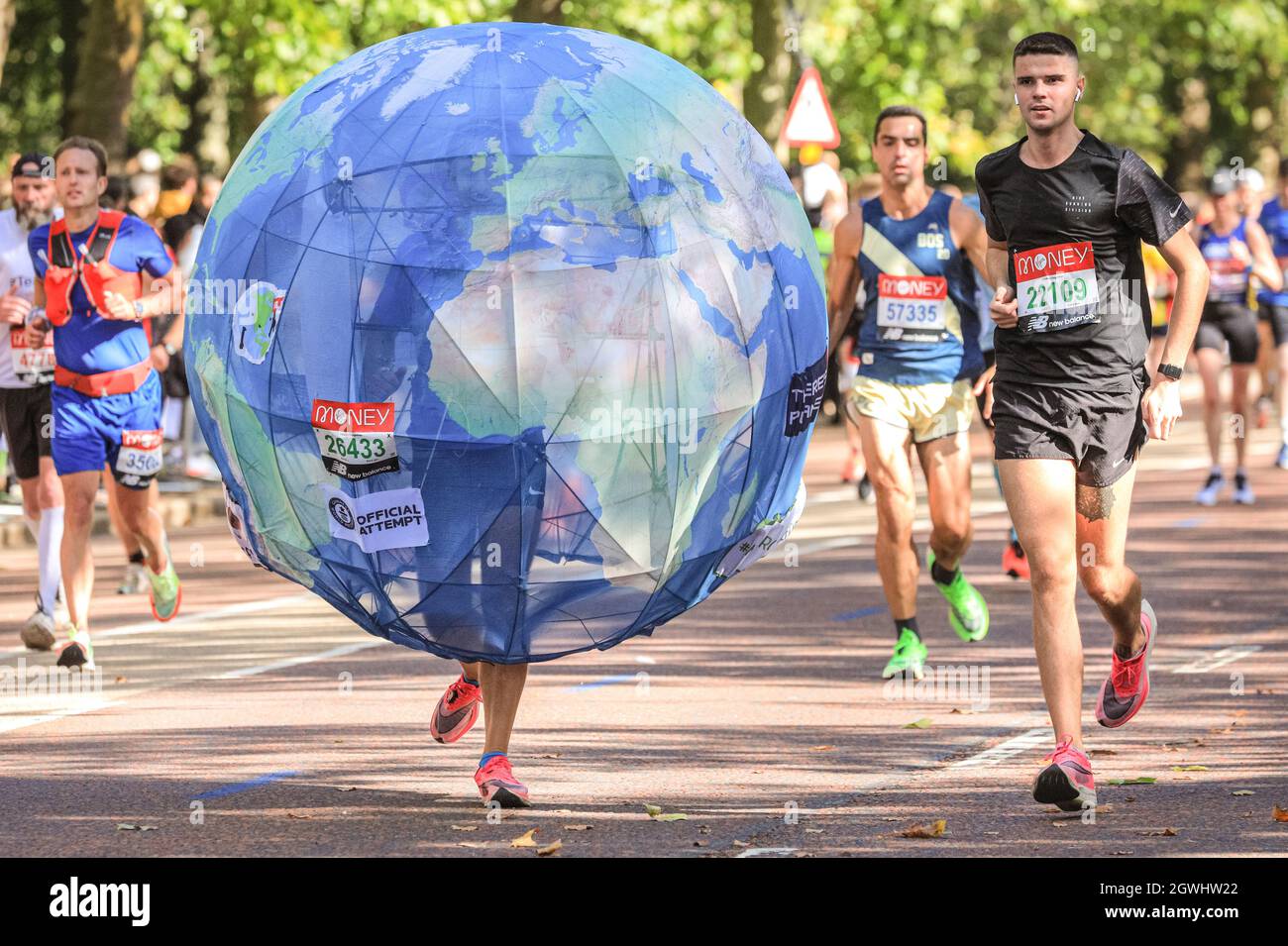 Londra, Regno Unito. 03 ottobre 2021. Un runner benefico in costume da globo. I corridori della corsa di massa, molti in costume, sull'ultimo miglio alla camminata di Birdcage. Dopo un'assenza di 2 anni, la Maratona di Londra Virgin Money torna al suo corso tradizionale da Blackheath al Mall. Si tratta della maratona più grande mai messa in scena, con oltre 40,000 partecipanti, e un numero simile che completa la maratona virtuale su un percorso a loro scelta simultaneamente. Credit: Imagplotter/Alamy Live News Foto Stock