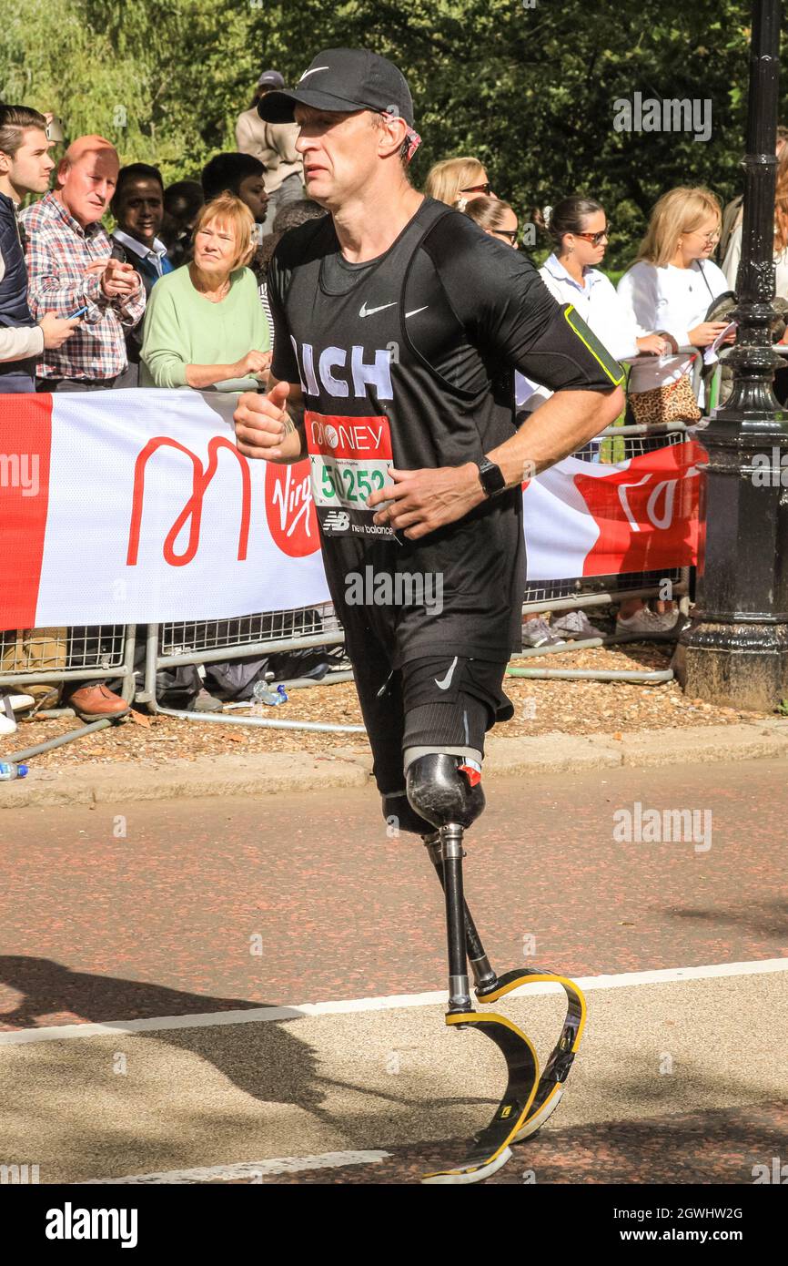 Londra, Regno Unito. 03 ottobre 2021. L'atleta Paralympian Richard Whitehead, campione del mondo e campione olimpico di lama sull'ultimo miglio al Birdcage Walk. Dopo un'assenza di 2 anni, la Maratona di Londra Virgin Money torna al suo corso tradizionale da Blackheath al Mall. Si tratta della maratona più grande mai messa in scena, con oltre 40,000 partecipanti, e un numero simile che completa la maratona virtuale su un percorso a loro scelta simultaneamente. Credit: Imagplotter/Alamy Live News Foto Stock