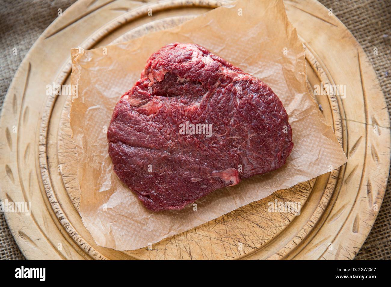 Una guancia di bue cruda e cruda acquistata da un supermercato nel Regno Unito. Le guance del bue hanno guadagnato nella popolarità come taglio alternativo di carne. Inghilterra Regno Unito GB Foto Stock