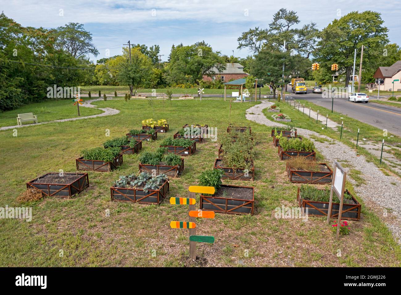 Detroit, Michigan - il Giardino di Eatin. Il giardino offre ai vicini la possibilità di coltivare i propri prodotti in letti rialzati. È sponsorizzato da Mt. Foto Stock