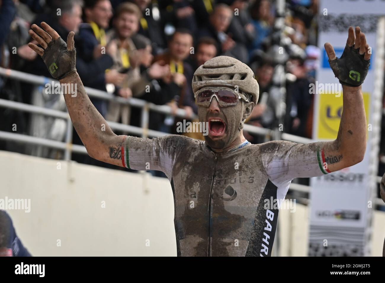 L'italiano Sonny Colbrelli del Bahrain celebra la vittoria mentre attraversa il traguardo per vincere la gara d'élite maschile della manifestazione ciclistica 'Paris-Roubaix', Foto Stock