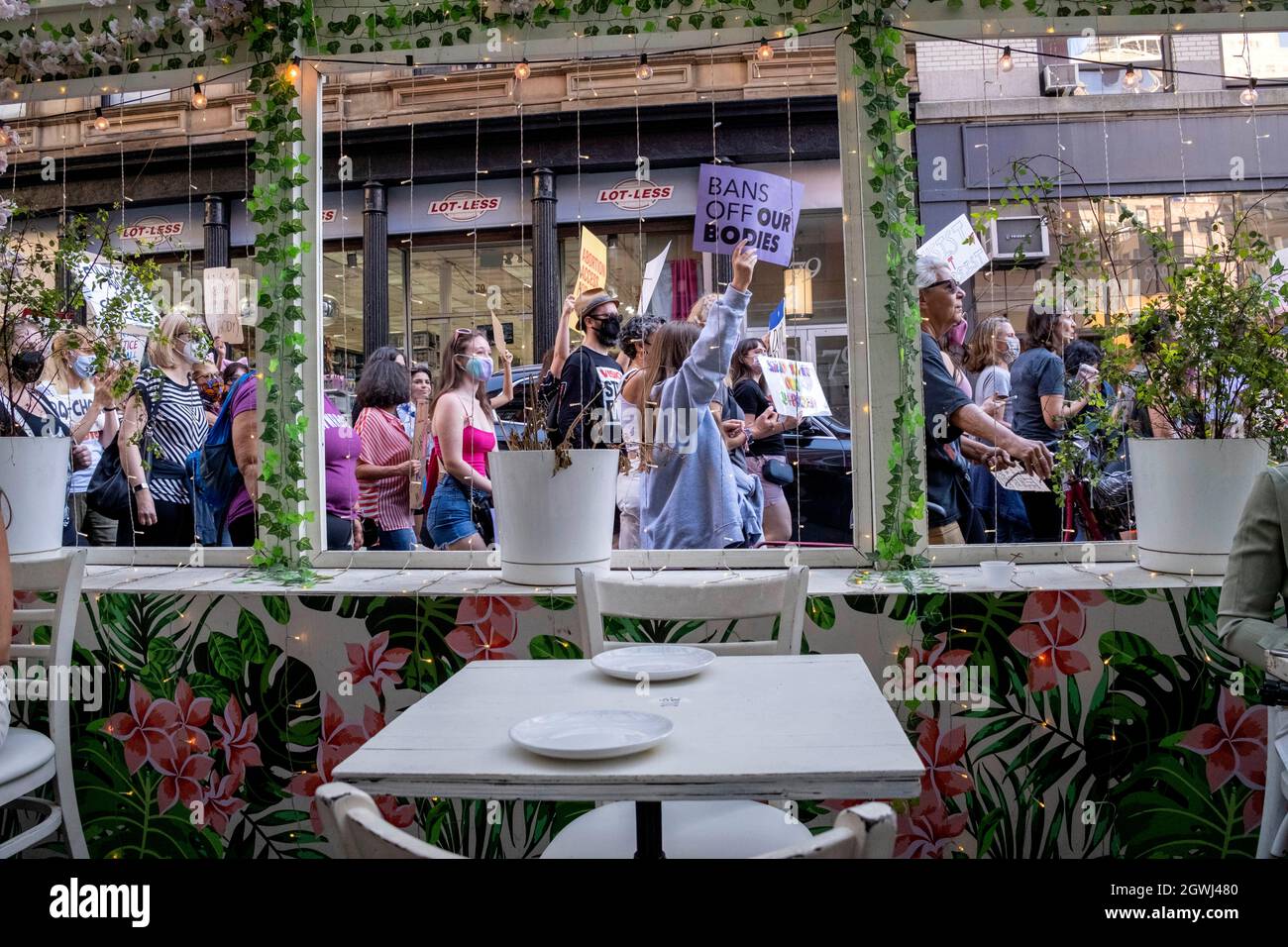 New York, New York, Stati Uniti. 2 ottobre 2021. La marcia delle donne passa da capannoni all'aperto a Lower manhattan dopo un raduno a Foley Square. Migliaia di persone hanno protestato per i diritti riproduttivi delle donne in Foley Square, poi hanno marciato fino al Washington Square Park nel Greenwich Village. (Credit Image: © Milo Hess/ZUMA Press Wire) Foto Stock