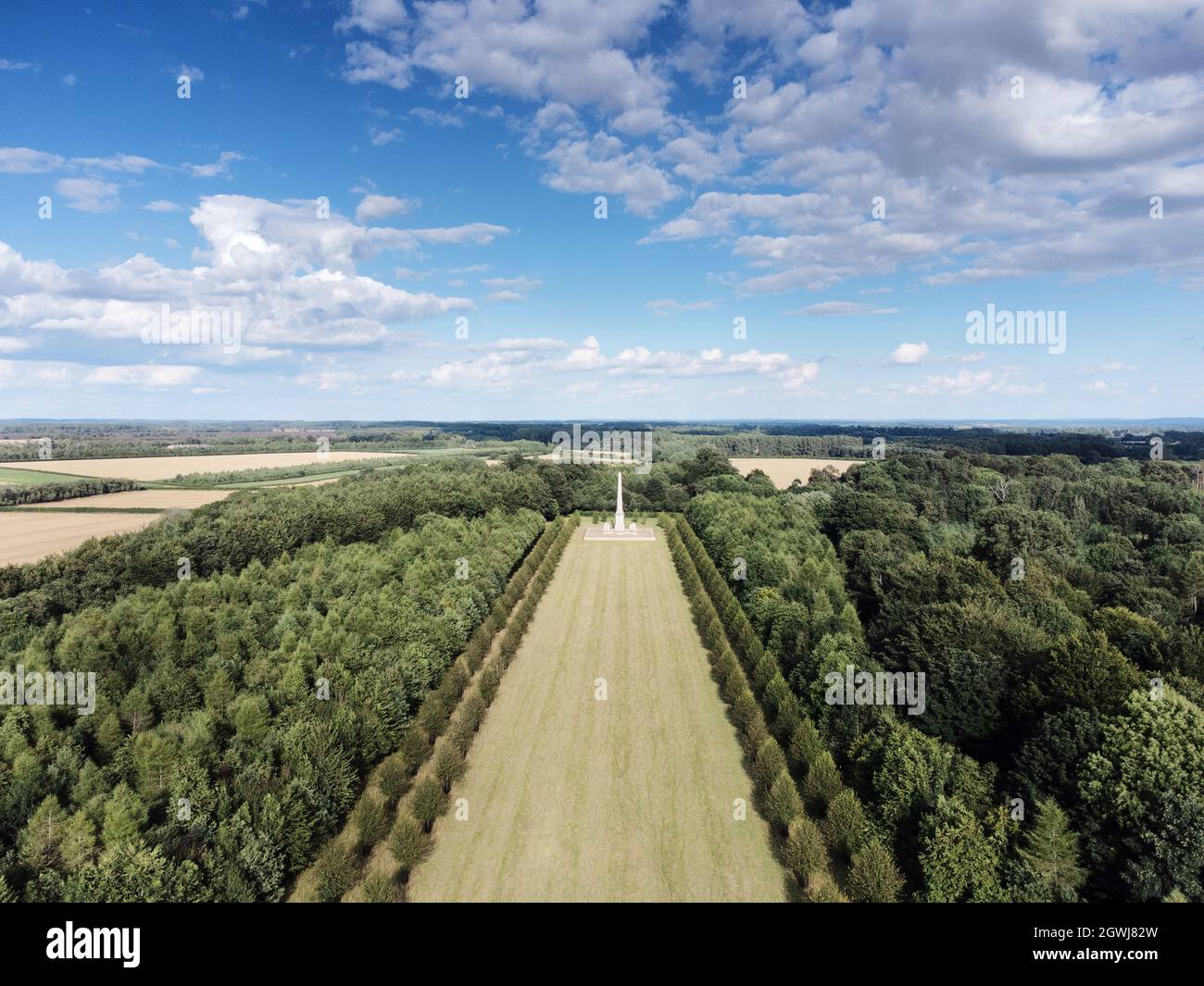 Immagine dall'alto dell'obelisco del Parco Tusmore Un monumento commemorativo, costruito nel 2012 per celebrare il Giubileo dei Diamanti del Queens Foto Stock