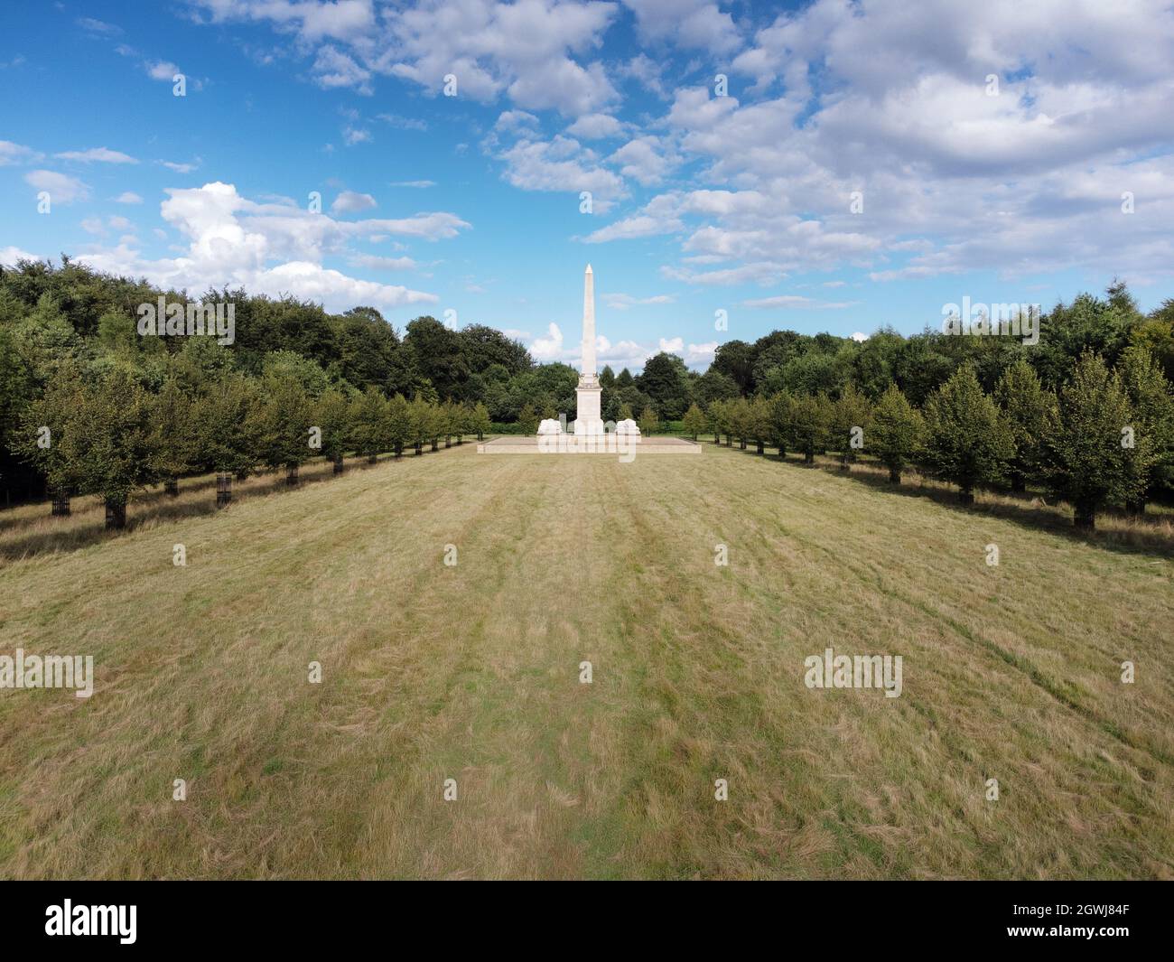 Immagine dall'alto dell'obelisco del Parco Tusmore Un monumento commemorativo, costruito nel 2012 per celebrare il Giubileo dei Diamanti del Queens Foto Stock