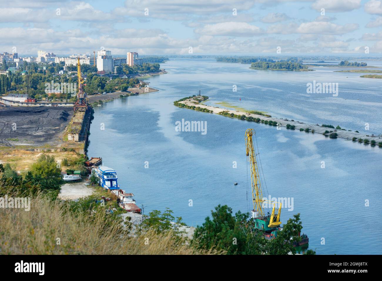 L'ampio fiume è utilizzato come arteria di trasporto per la città per fornire carbone alla centrale termica della città. Foto Stock