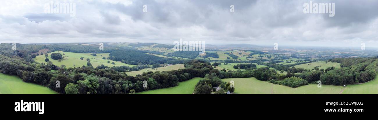 Bella immagine panoramica dall'alto della campagna del Cotswolds in Inghilterra Foto Stock