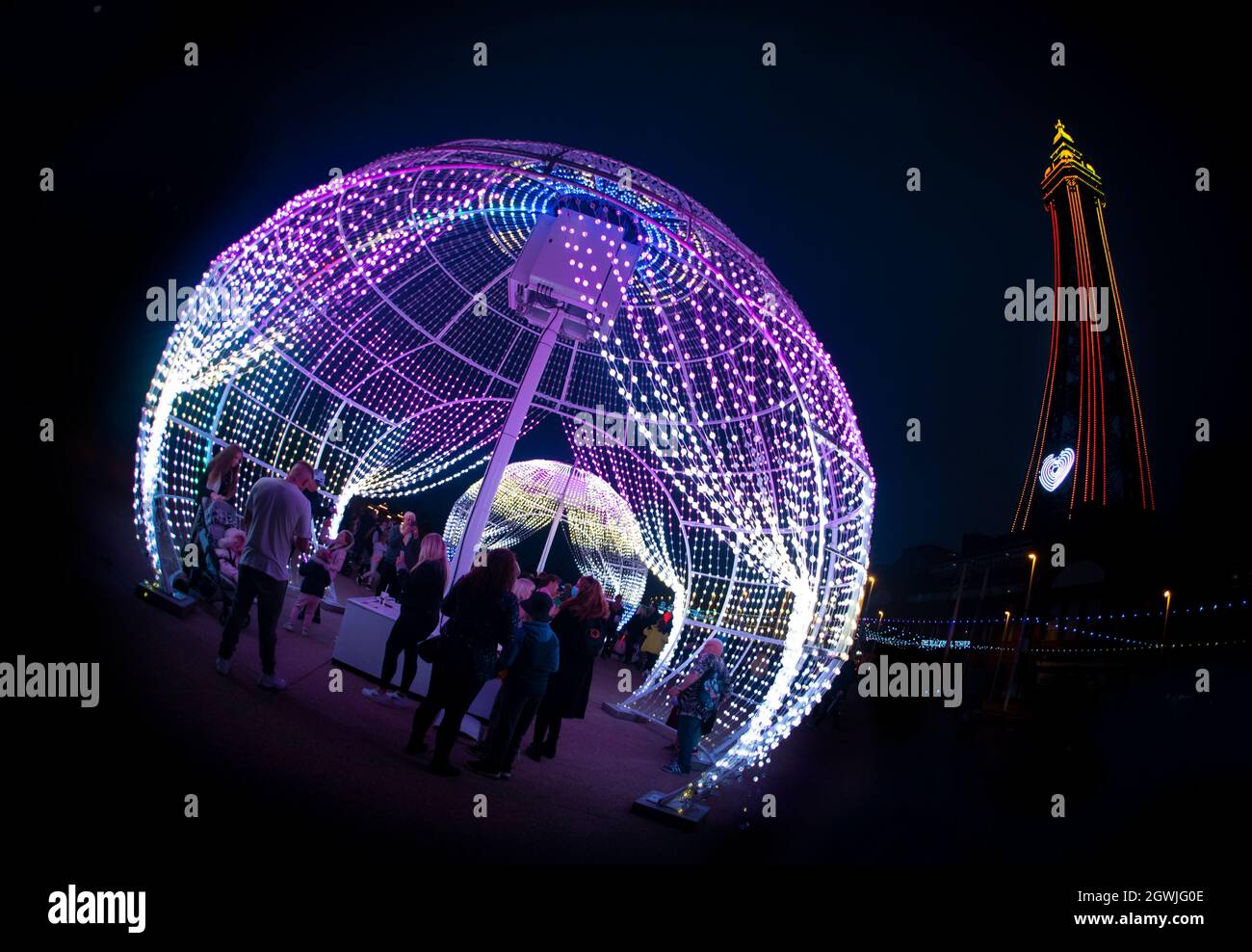 Blackpool Illuminations, Giant Beach Ball & Blackpool Tower, Art Trail, Lightpool, Lancashire Foto Stock