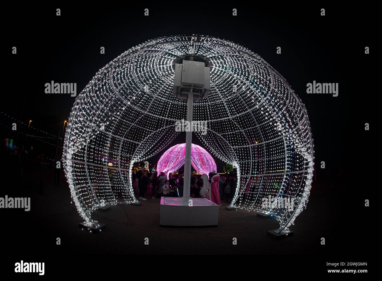 Blackpool Illuminations, Giant Light Beach Ball, Art Trail, Blackpool Promenade, Lightpool, Lancashire. Foto Stock