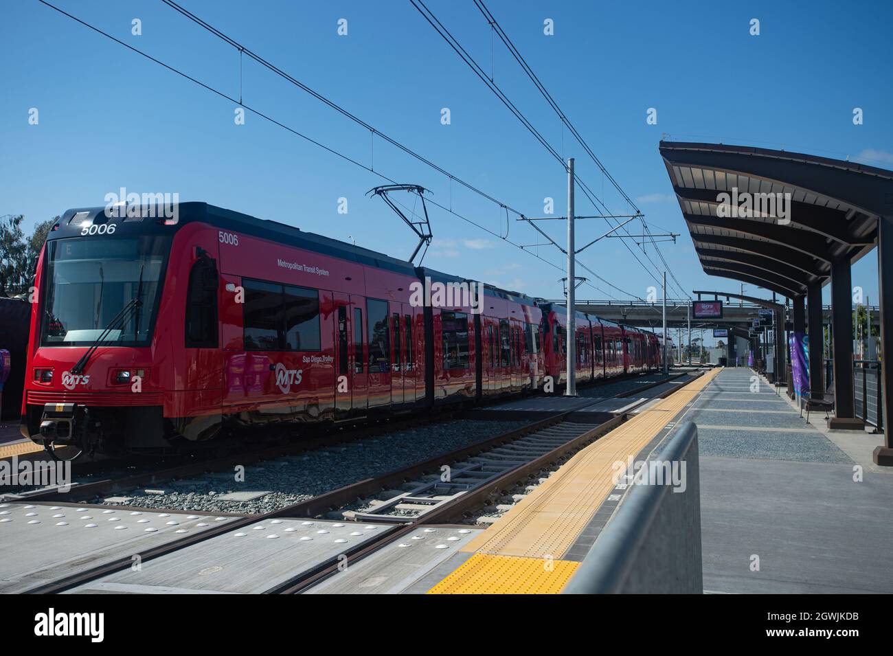 Il tram di San Diego si ferma alla stazione di Morena Blvd durante una prova della linea blu della UC San Diego che si estende prima dell'apertura. Foto Stock