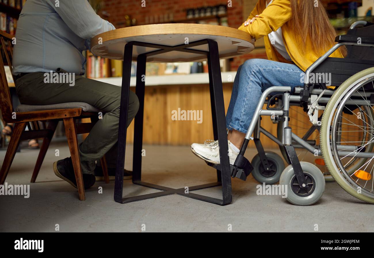 Nonno e nipote disabili giocano a scacchi Foto Stock