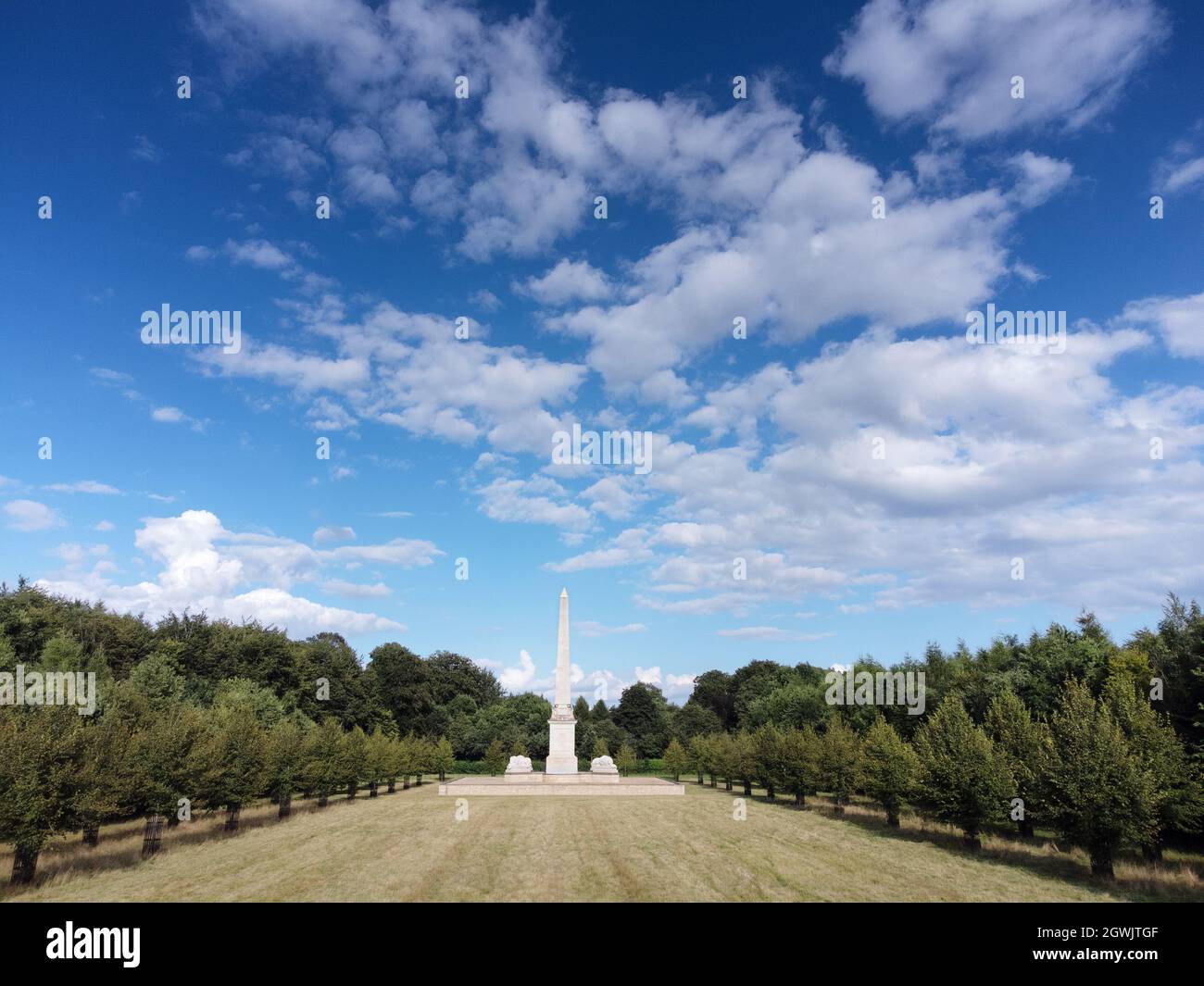 Immagine dall'alto dell'obelisco del Parco Tusmore Un monumento commemorativo, costruito nel 2012 per celebrare il Giubileo dei Diamanti del Queens Foto Stock