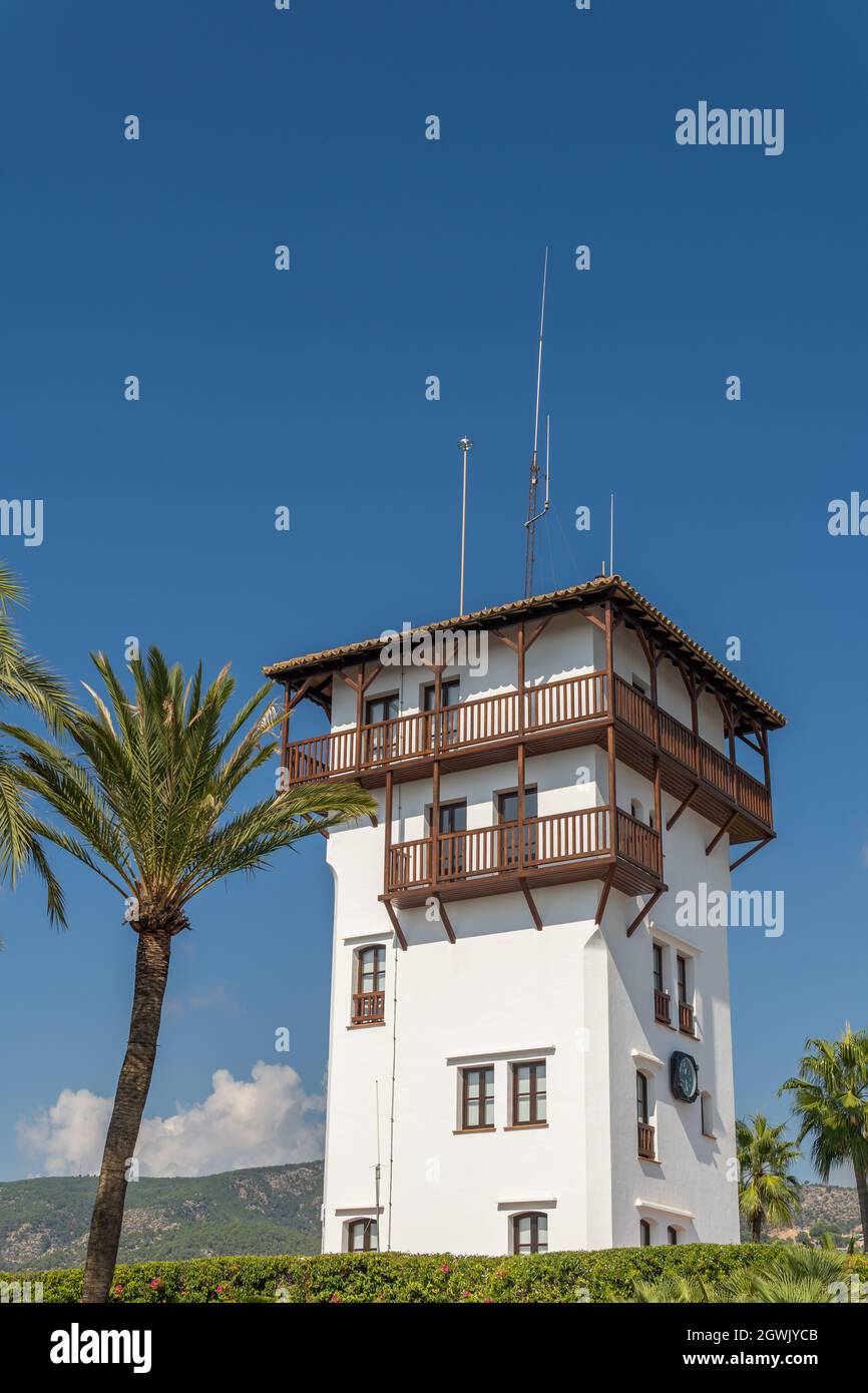 Puerto Portals, Spagna; ottobre 02 2021: Torre fondazionale della località turistica di Mallorcan di Puerto Portals in una giornata di sole Foto Stock