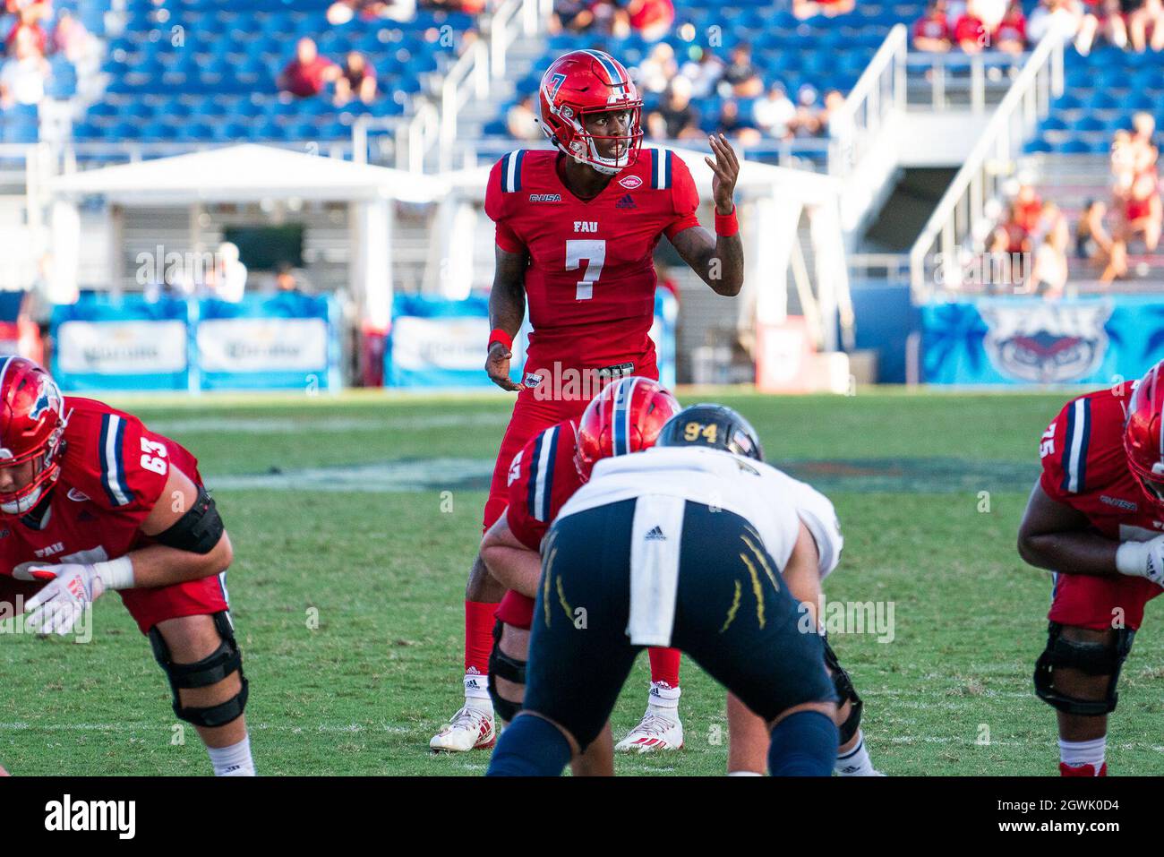 Boca Raton, Stati Uniti. 2 ottobre 2021. Florida Atlantic Quarterback N'Kosi Perry (7) chiama una partita allo Shula Bowl al FAU Stadium di Boca Raton, Florida, il 2 ottobre 2021. Credit: The Photo Access/Alamy Live News Foto Stock