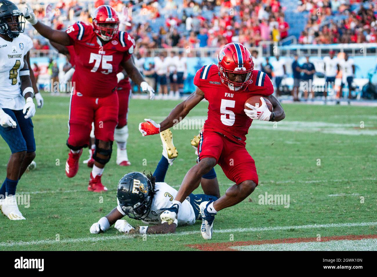 Boca Raton, Stati Uniti. 2 ottobre 2021. Florida Atlantic running back Johnny Ford (5) sopravvive a Florida International difensive back Richard Dames (3) per un touchdown allo Shula Bowl al FAU Stadium di Boca Raton, Florida il 2 ottobre 2021. Credit: The Photo Access/Alamy Live News Foto Stock