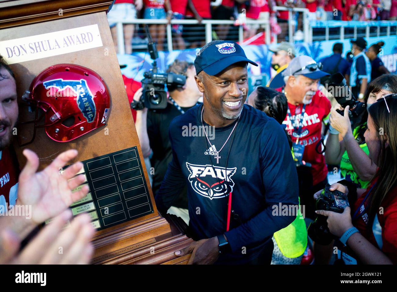 Boca Raton, Stati Uniti. 2 ottobre 2021. Willie Taggart, allenatore della Florida Atlantic, festeggia con il Don Shula Award dopo aver vinto lo Shula Bowl contro la Florida International al FAU Stadium di Boca Raton, Florida, il 2 ottobre 2021. Credit: The Photo Access/Alamy Live News Foto Stock