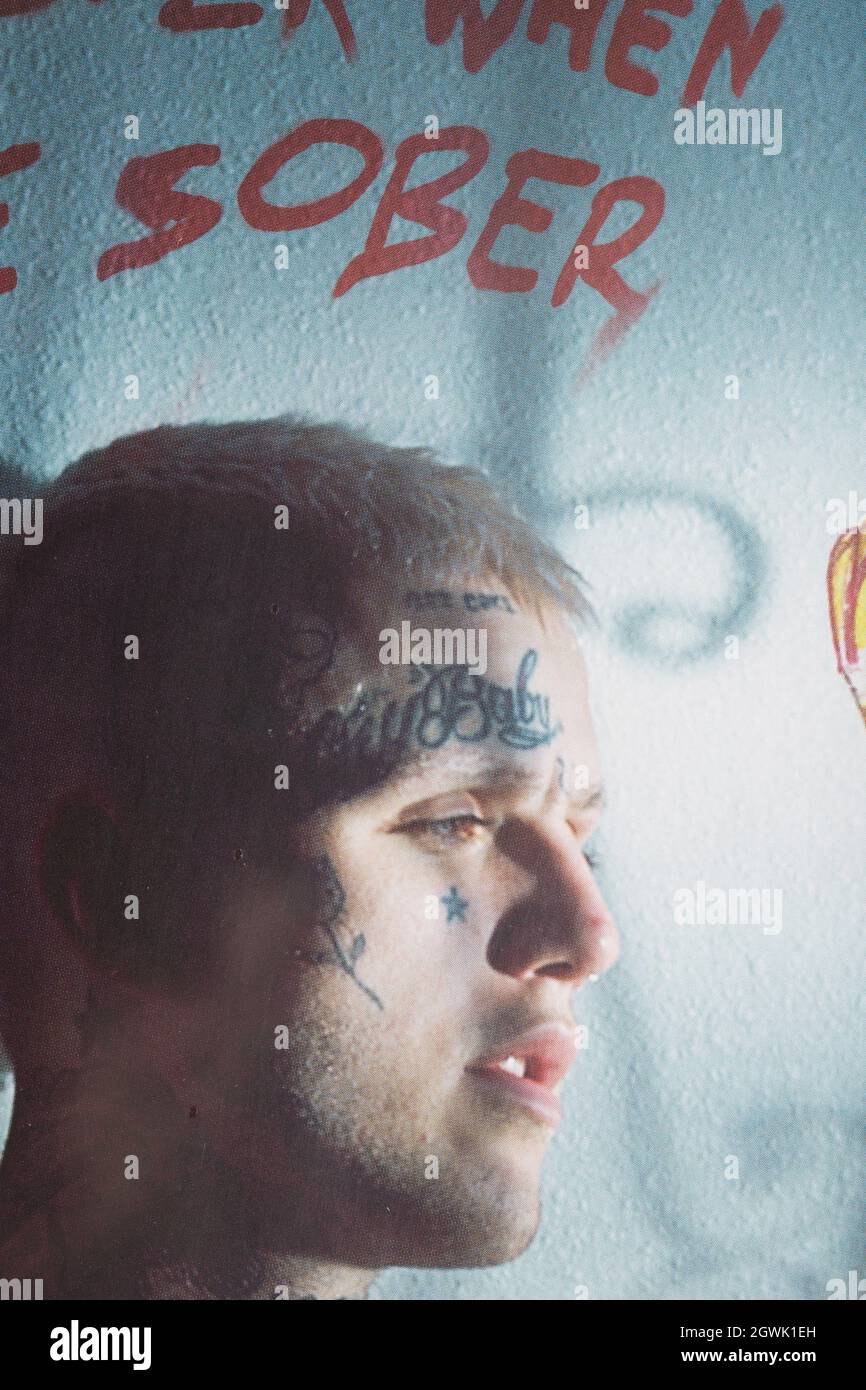 Mosca, Russia - 3 ottobre 2021: Primo piano della copertina dell'album del rapper americano Lil Peep Vieni quando sei sobrio. Disco in vinile sigillato. Foto Stock