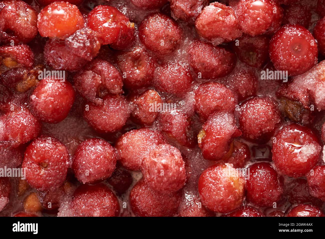 Confettura di ciliegie dolci, facendo dolci fatti in casa con zucchero Foto Stock
