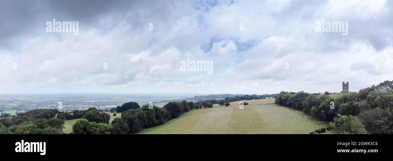 Splendida immagine panoramica dall'alto della campagna di Cotswolds in Inghilterra con vista sulla Broadway Tower Foto Stock