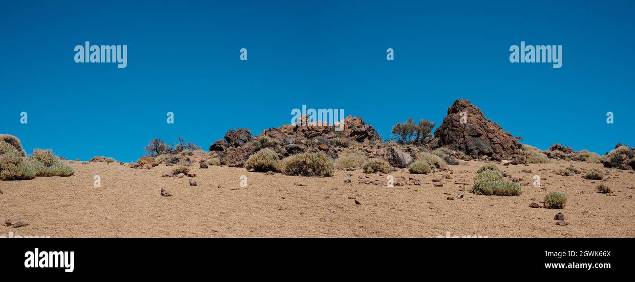 pietre e sabbia, paesaggio di roccia deserto con cielo blu sfondo . Foto Stock