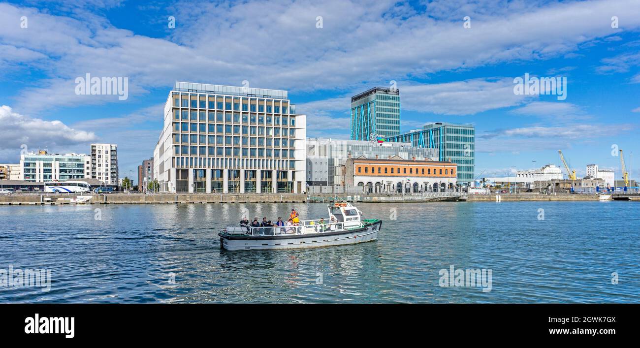 Il Liffey Ferry visto qui sul fiume Liffey a Dublino, Irlanda. La sua traversata di tre minuti collega le banchine sud al lato nord della città. Foto Stock