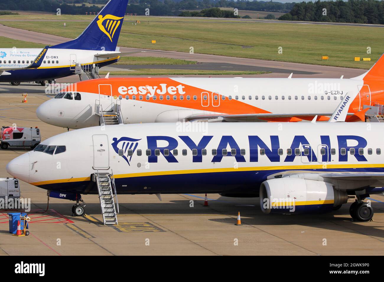 Aerei di compagnie aeree low cost easyJet e Ryanair all'aeroporto London Luton Foto Stock