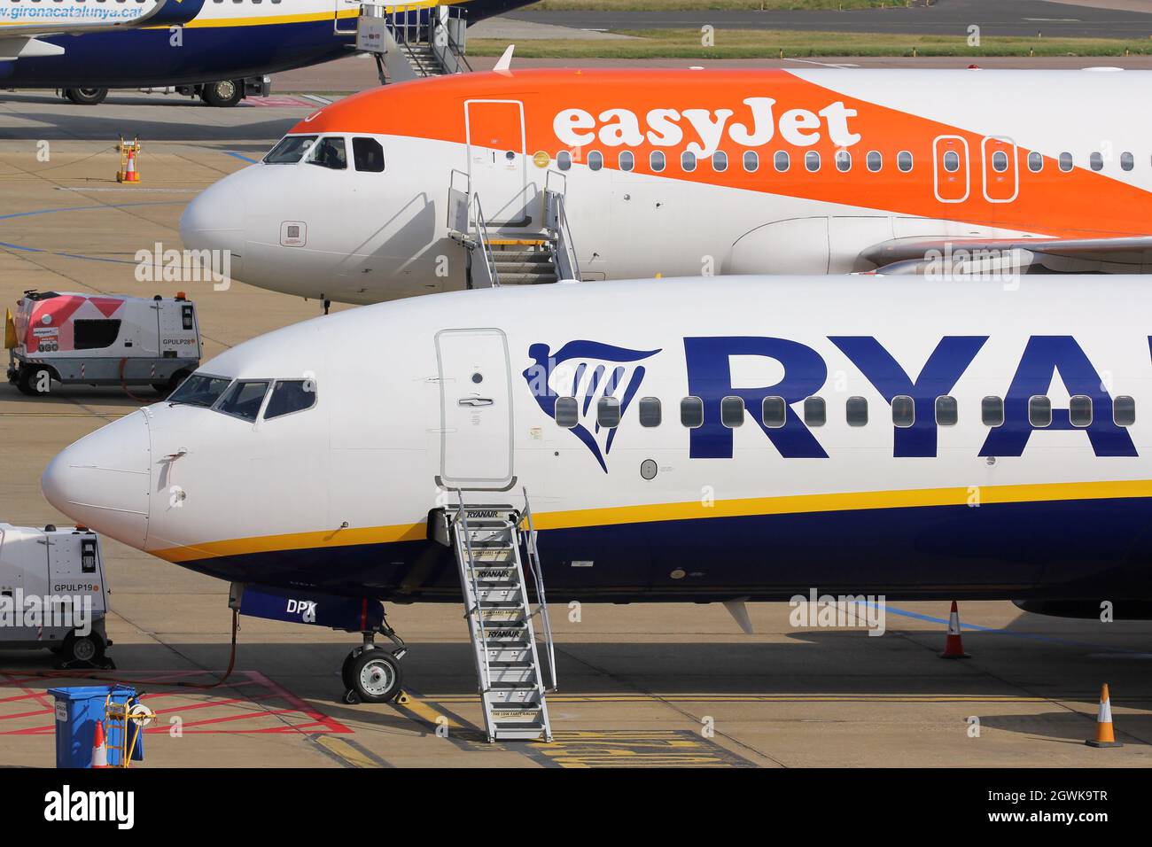 Aerei di compagnie aeree low cost easyJet e Ryanair all'aeroporto London Luton Foto Stock