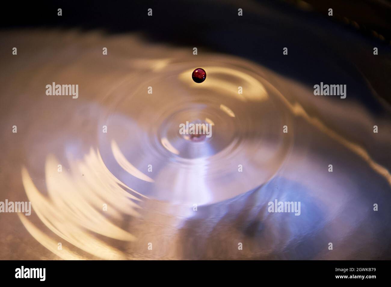 Goccia rossa in acqua. Acqua astratta. Foto Stock