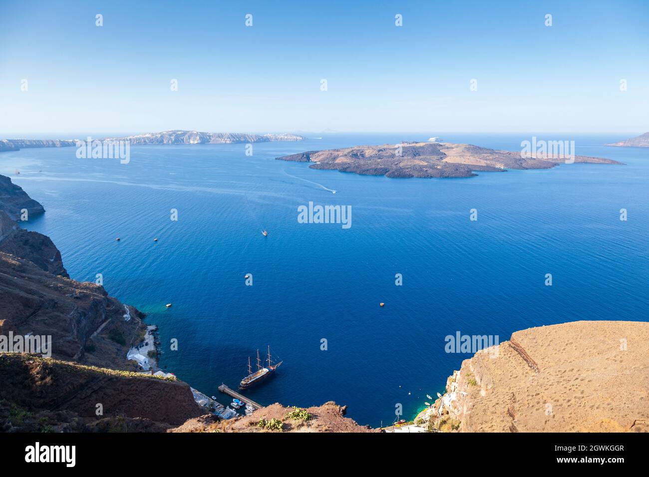 Isola di Santorini, vista panoramica della magnifica caldera e delle isole vulcaniche di Nea Kameni e Palia Kameni. Nelle isole Cicladi, Grecia Foto Stock