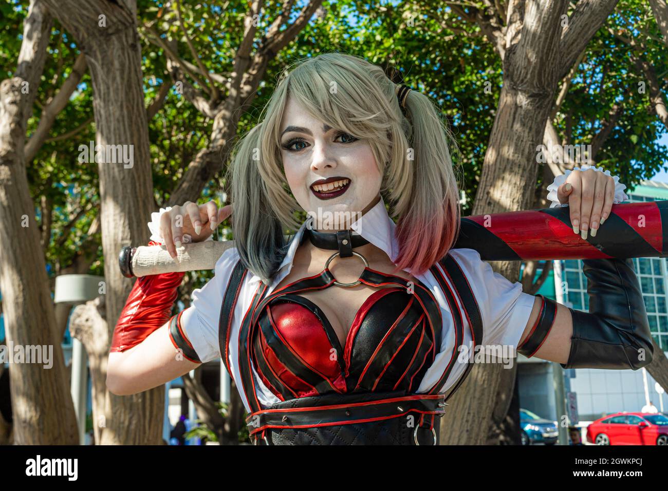 Partecipante che ritrae Harley Quinn al Comic con di Los Angeles, CA, Stati Uniti Foto Stock