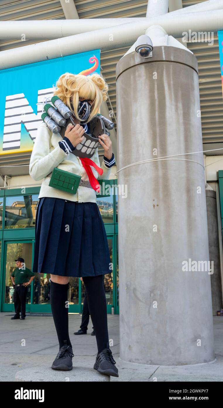 Coscrayer in My Hero Academia League of Villains Himiko Toga Costume JK School Uniform Sweater with Neckwear and face cooling at Comic con LA, USA Foto Stock