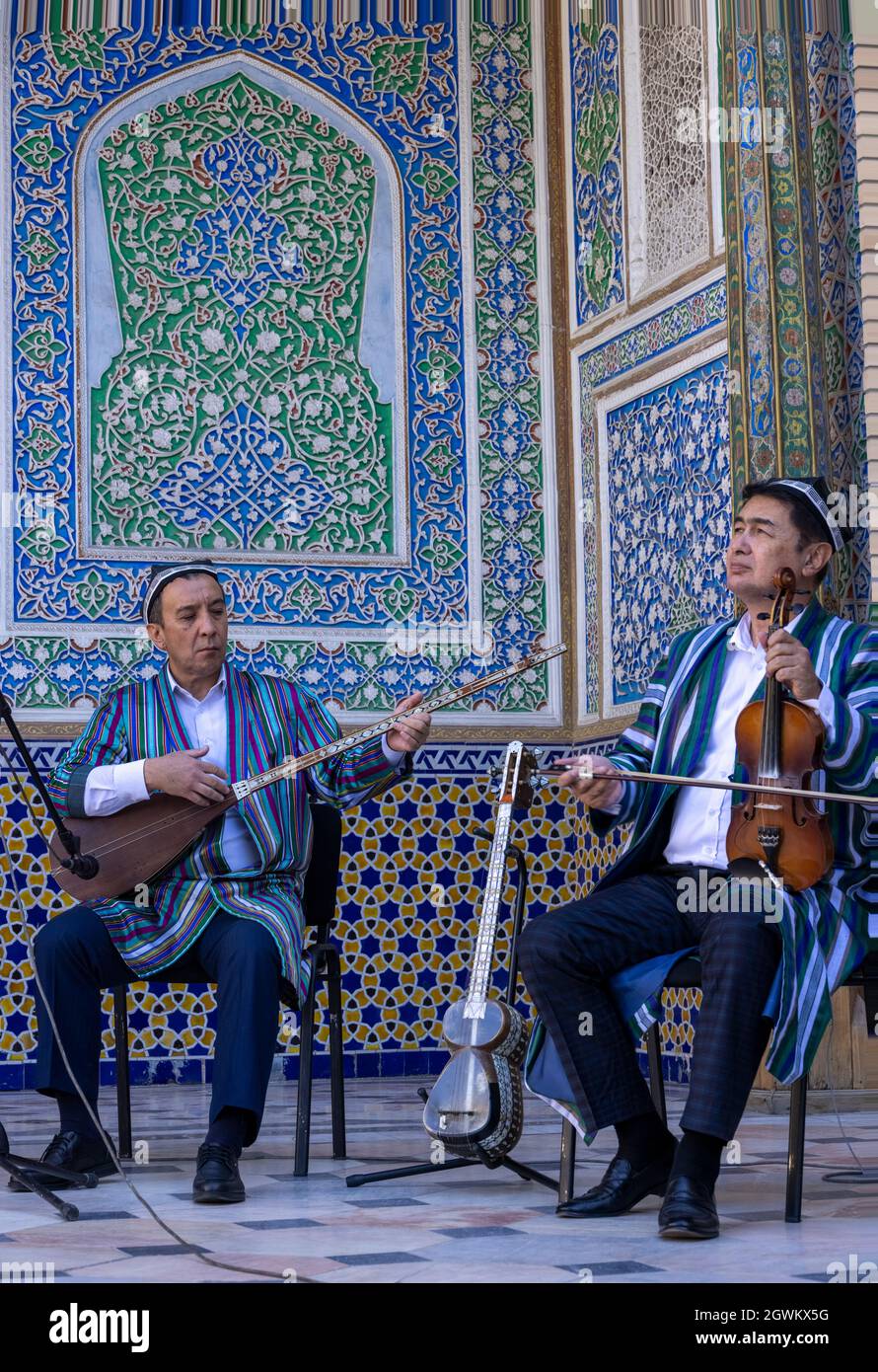 Musicisti che si esibiscono per i partecipanti alla conferenza al Museo di Stato delle Arti applicate dell'Uzbekistan, Tashkent, Uzbekistan Foto Stock