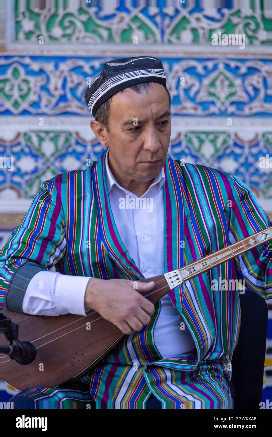 Musicisti che si esibiscono per i partecipanti alla conferenza al Museo di Stato delle Arti applicate dell'Uzbekistan, Tashkent, Uzbekistan Foto Stock