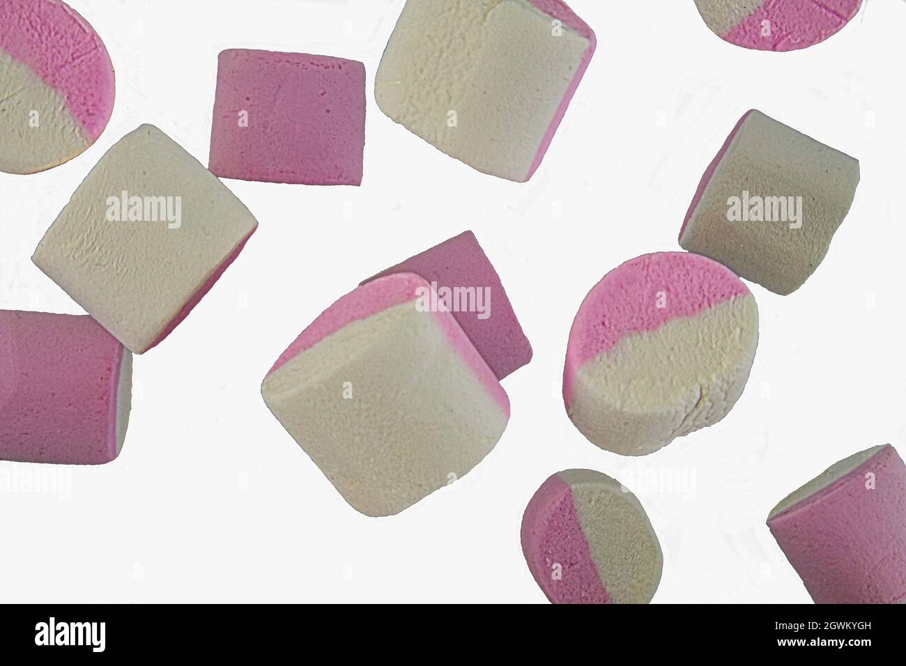 Marshmallow caduta isolato su sfondo bianco, tracciato di ritaglio, profondità di campo completa. Le marshmallow bianche e rosa cadono. Caramelle Marshmallow Foto Stock