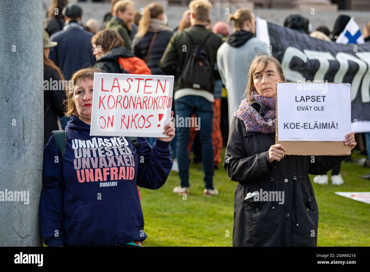 Donne che protestano contro la vaccinazione dei bambini di fronte alla Casa del Parilament a Helsinki, Finlandia Foto Stock