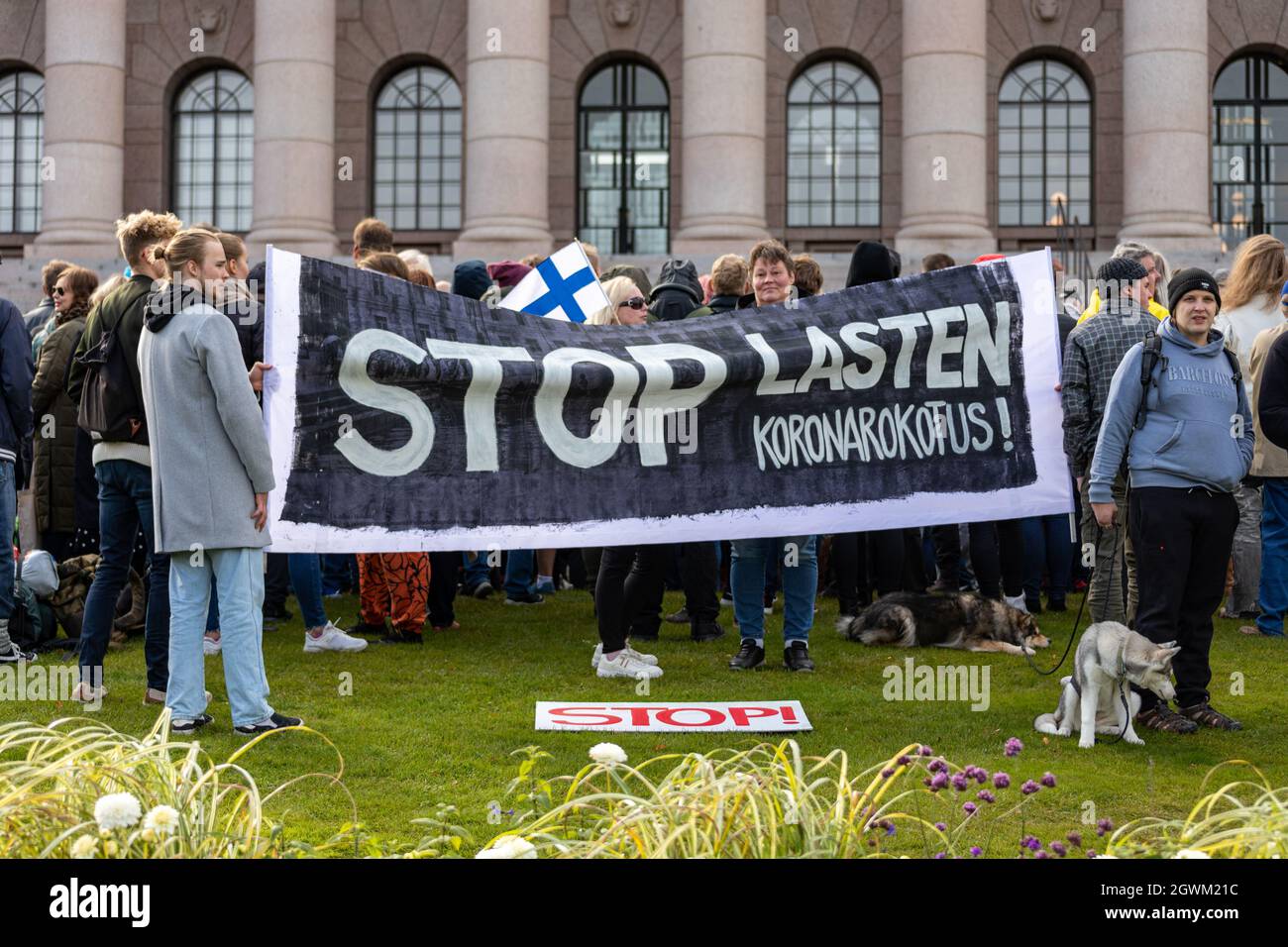 Manifestazione contro la vaccinazione corona dei bambini di fronte al Parlamento europeo di Helsinki, Finlandia Foto Stock