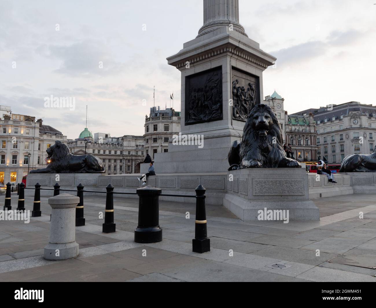 Londra, Grande Londra, Inghilterra, settembre 21 2021: Statue di leoni ai piedi della colonna Nelsons in Trafalgar Square. Foto Stock