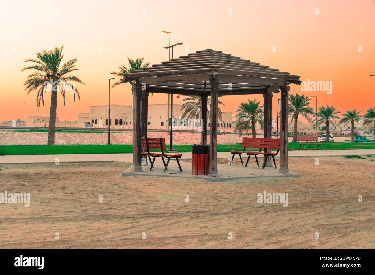 Bella serata Paesaggio vista della tettoia di legno seduta ombra in Asker Beach, Bahrain Foto Stock