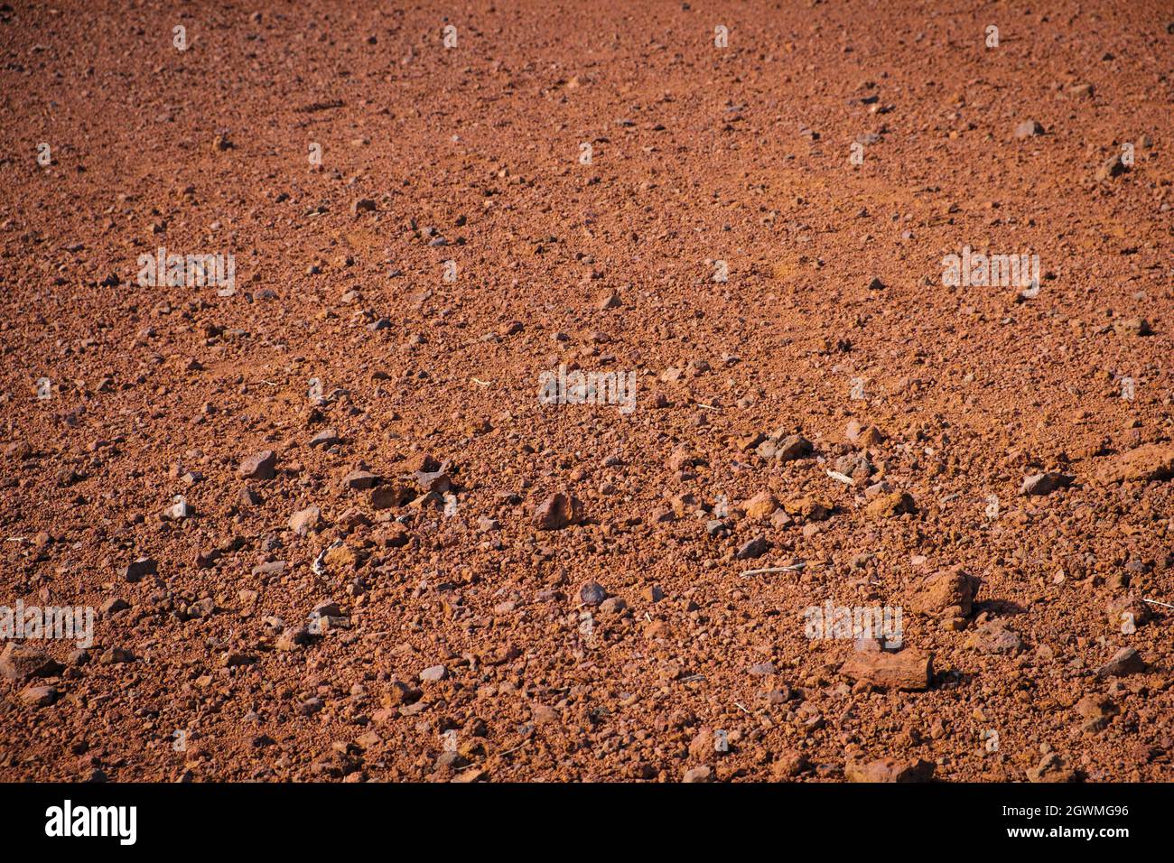 Sabbia rossa e pietre vulcaniche, Isole Canarie primo piano del suolo Foto Stock