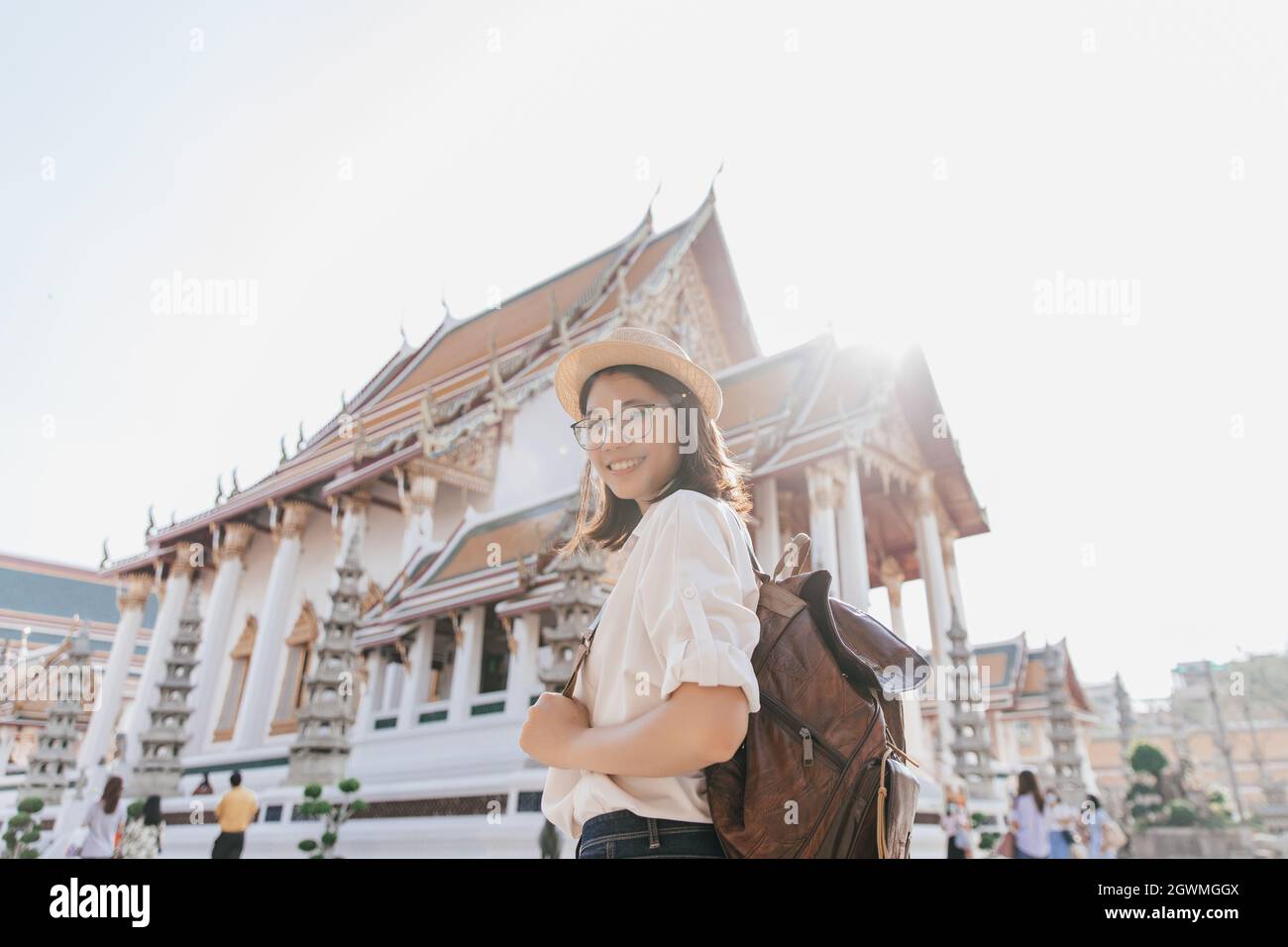 Donna Turistica al Tempio di Wat Suthat Thepwararam Ratcheworamahawihan, Bangkok, Thailandia Foto Stock