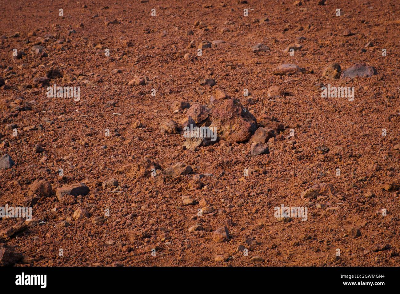 Sabbia rossa e pietre vulcaniche, Isole Canarie primo piano del suolo Foto Stock