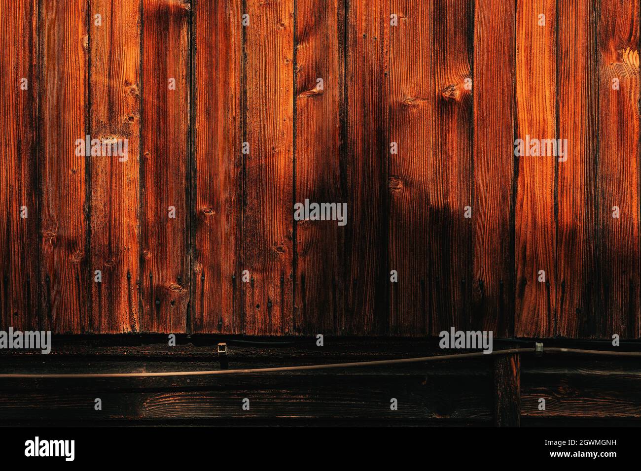 Sfondo di tavole marroni con intemperie, trama della superficie usurata come elemento grafico di design e spazio di copia Foto Stock