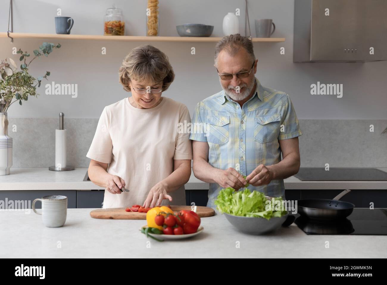Buon legame medio invecchiato di cottura della coppia a casa. Foto Stock