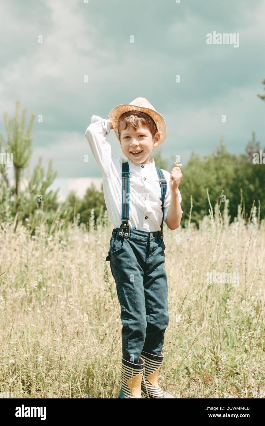 Little Farmer su Un campo estivo, Happy e carino ragazzo piccolo in Un  cappello di paglia Foto stock - Alamy