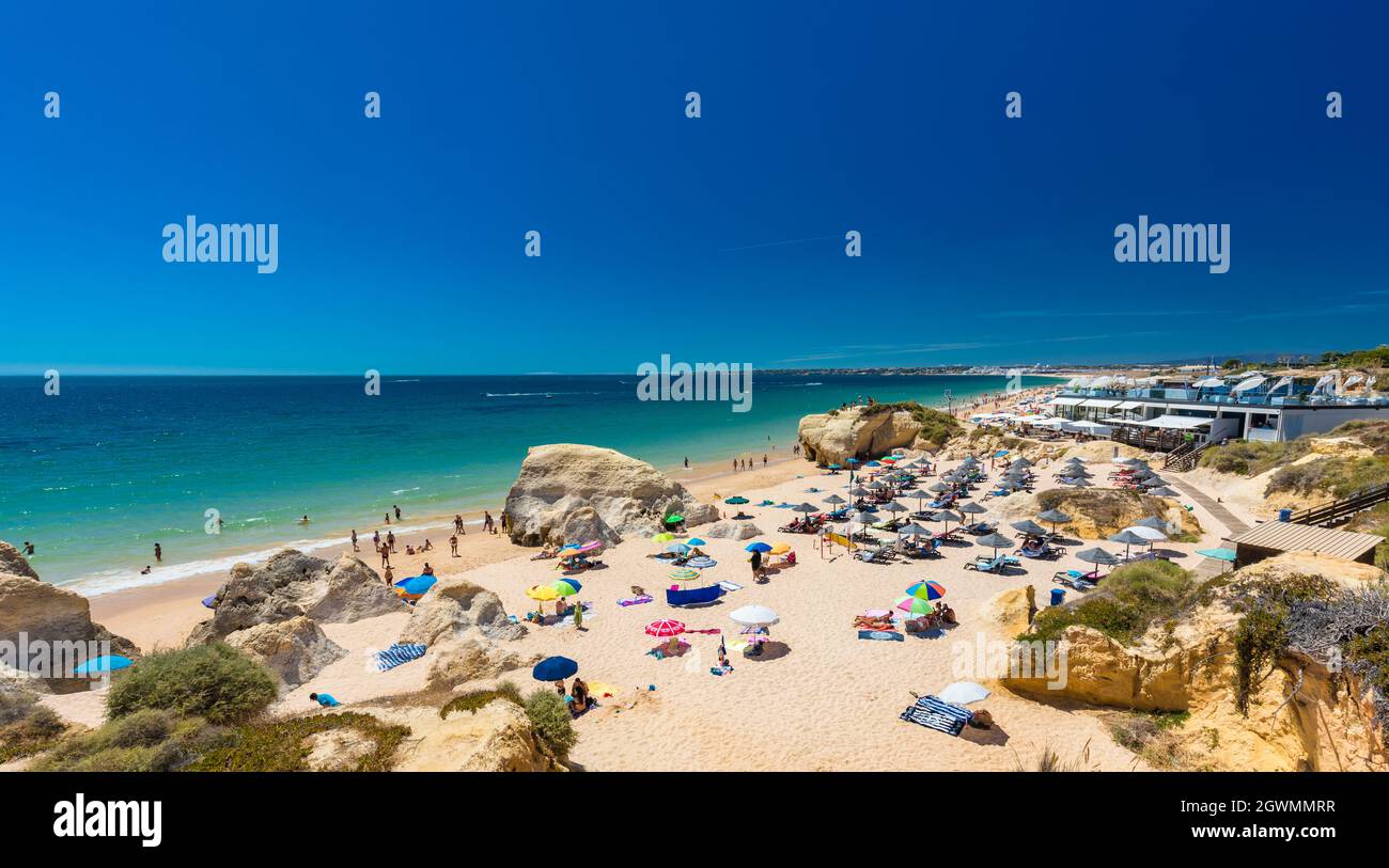 Veduta aerea panoramica di Praia da Gale, spiaggia di Gale, vicino Albufeira e Armacao De Pera, Algarve, Portogallo Foto Stock