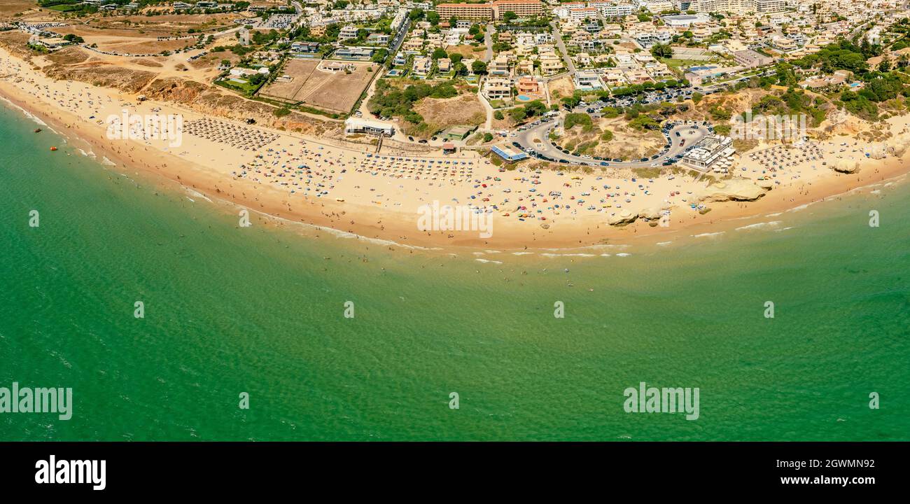 Veduta aerea panoramica di Praia da Gale, spiaggia di Gale, vicino Albufeira e Armacao De Pera, Algarve, Portogallo Foto Stock