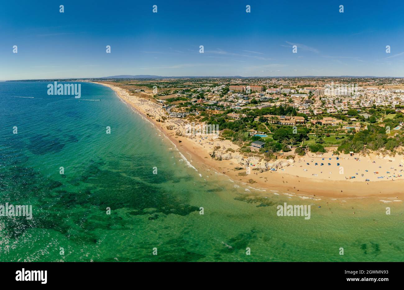 Veduta aerea panoramica di Praia da Gale, spiaggia di Gale, vicino Albufeira e Armacao De Pera, Algarve, Portogallo Foto Stock