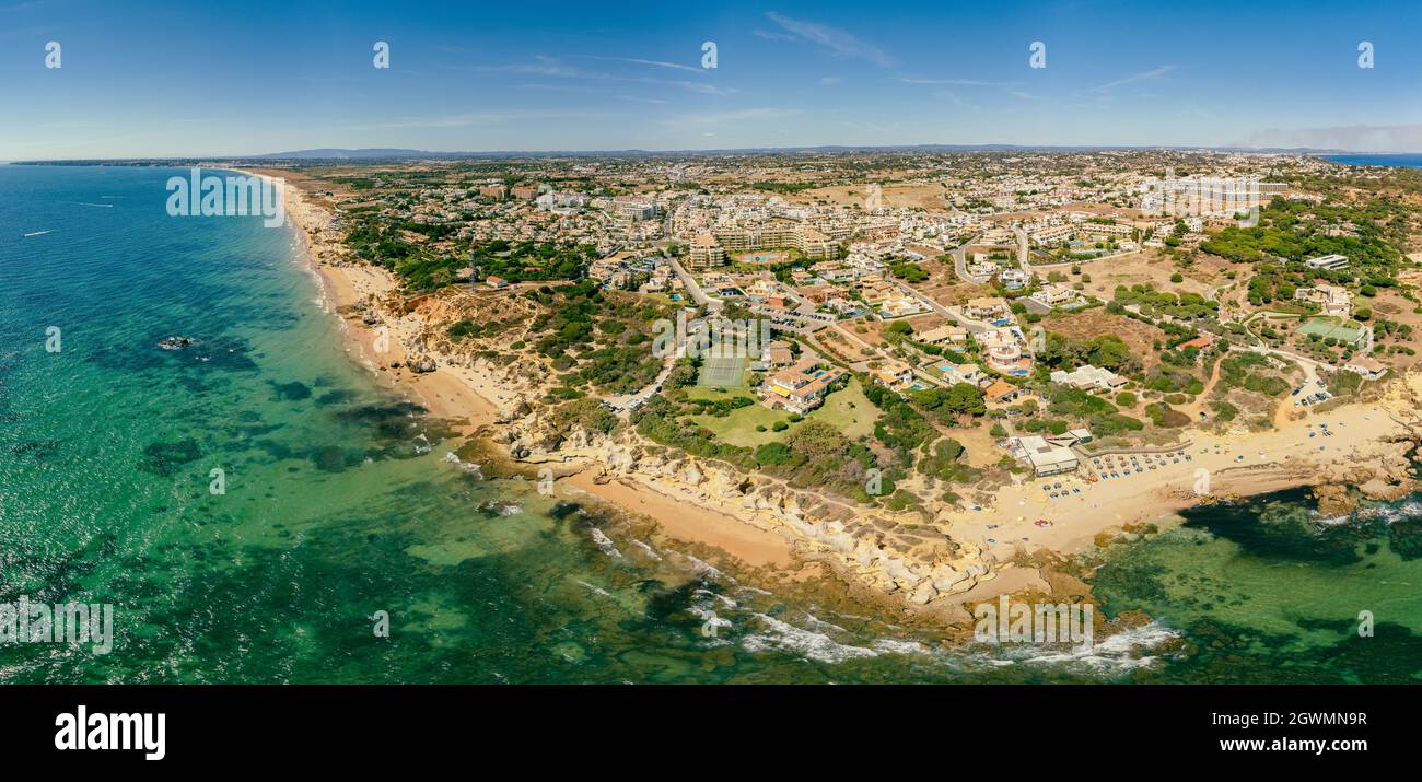 Veduta aerea panoramica di Praia da Gale, spiaggia di Gale, vicino Albufeira e Armacao De Pera, Algarve, Portogallo Foto Stock